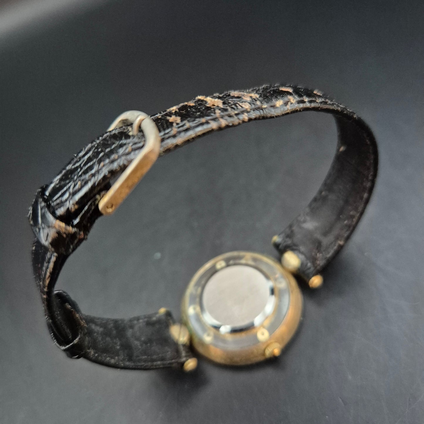 Ausgefallene Damen Uhr mit Strassbesatz – Extravaganz trifft Eleganz