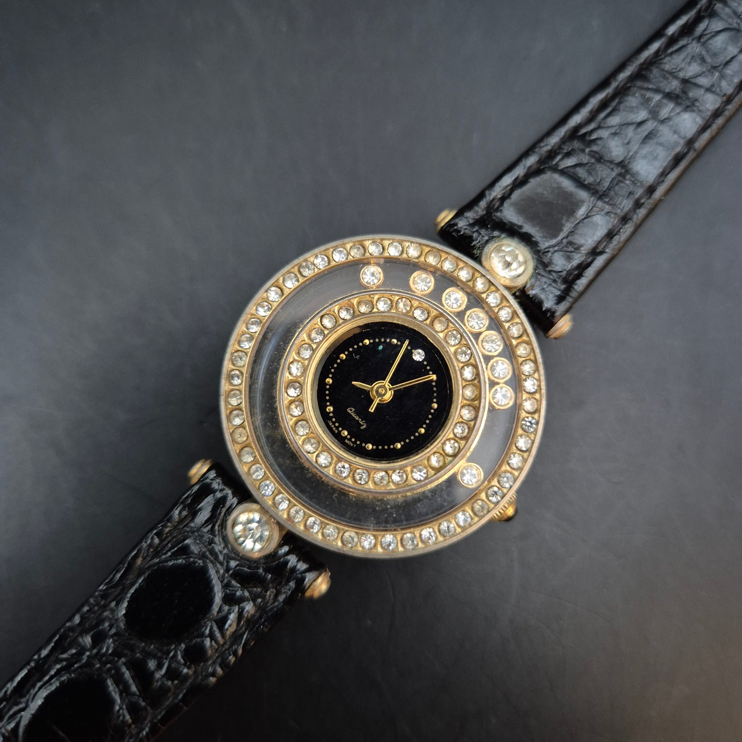 Ausgefallene Damen Uhr mit Strassbesatz – Extravaganz trifft Eleganz