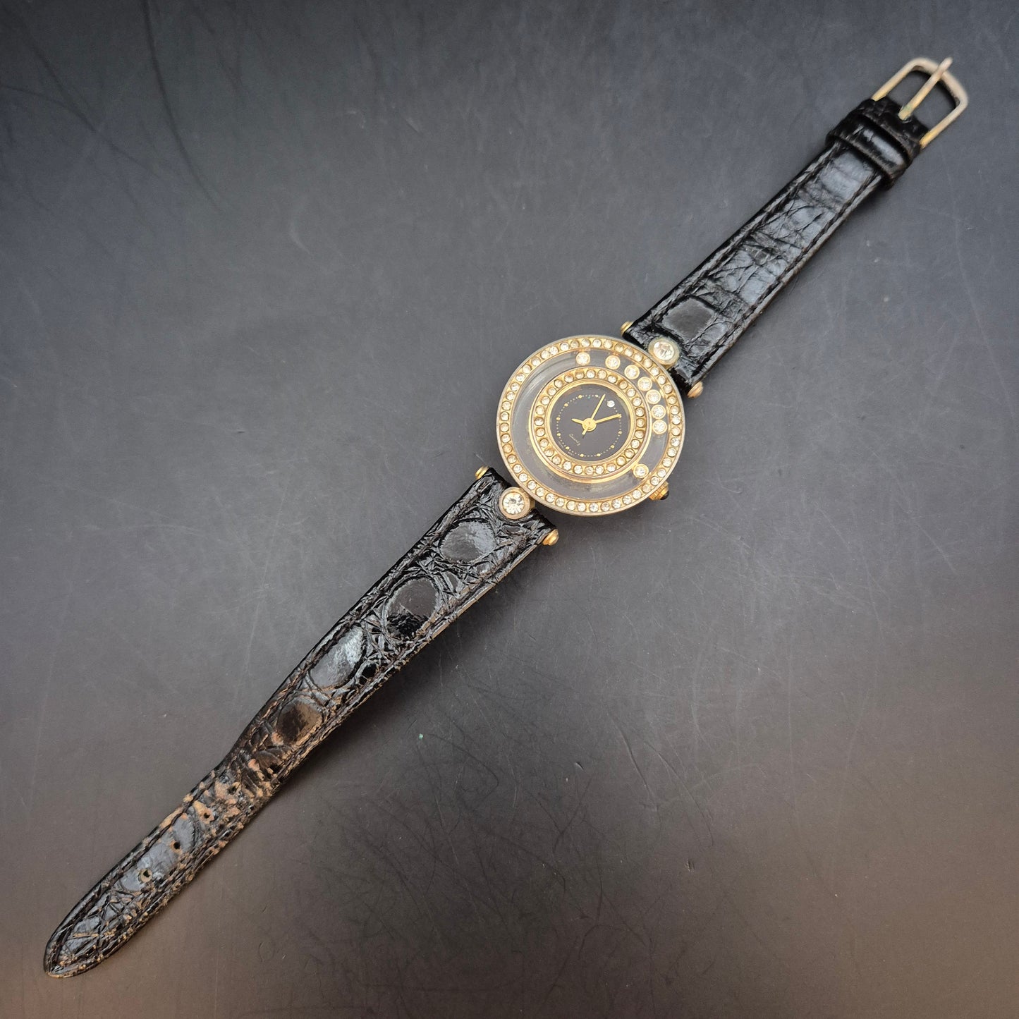 Ausgefallene Damen Uhr mit Strassbesatz – Extravaganz trifft Eleganz