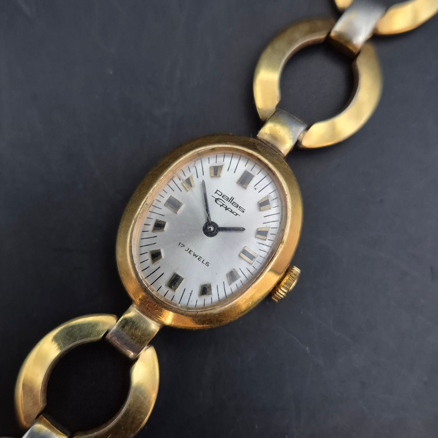 Elegante Damen Uhr von Pallas – Goldfarbenes Armband im Vintage-Stil