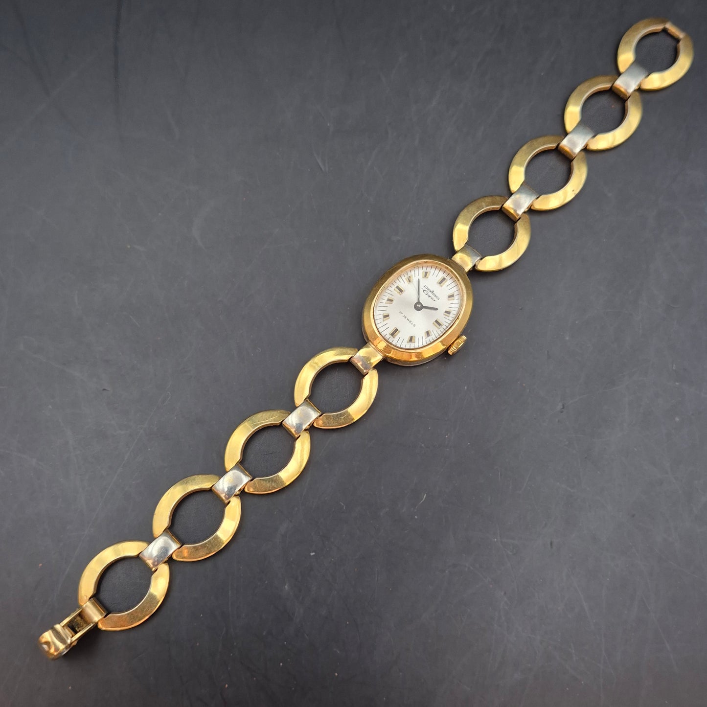 Elegante Damen Uhr von Pallas – Goldfarbenes Armband im Vintage-Stil
