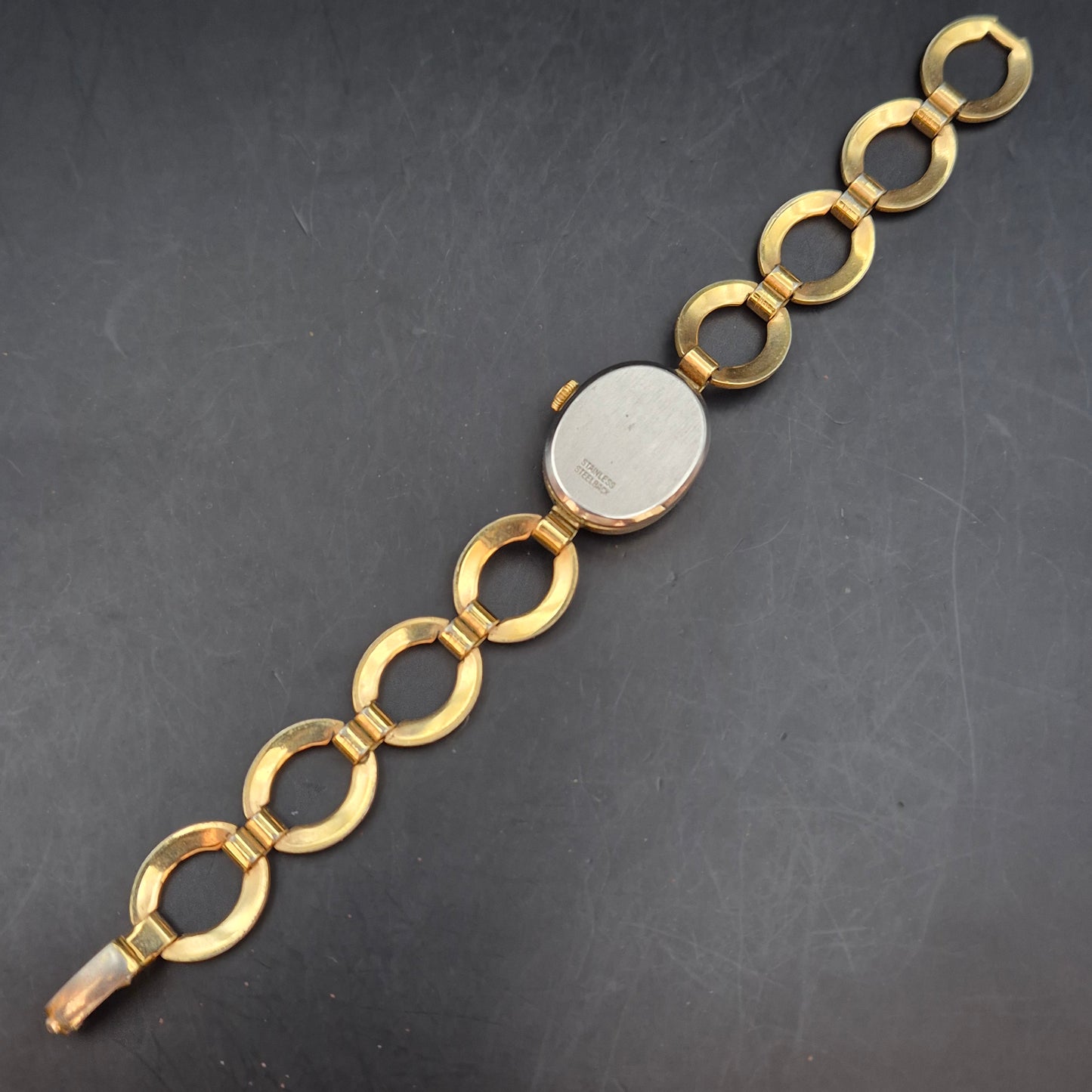 Elegante Damen Uhr von Pallas – Goldfarbenes Armband im Vintage-Stil