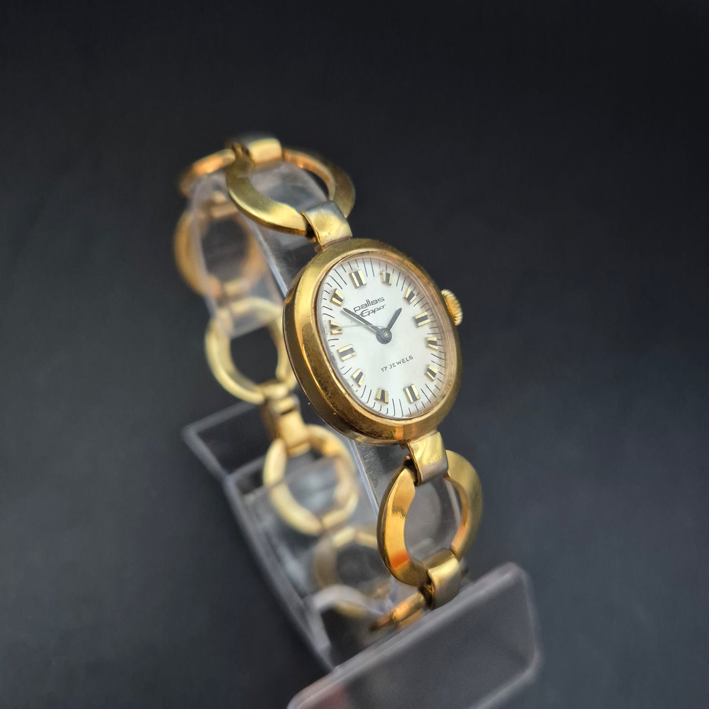 Elegante Damen Uhr von Pallas – Goldfarbenes Armband im Vintage-Stil