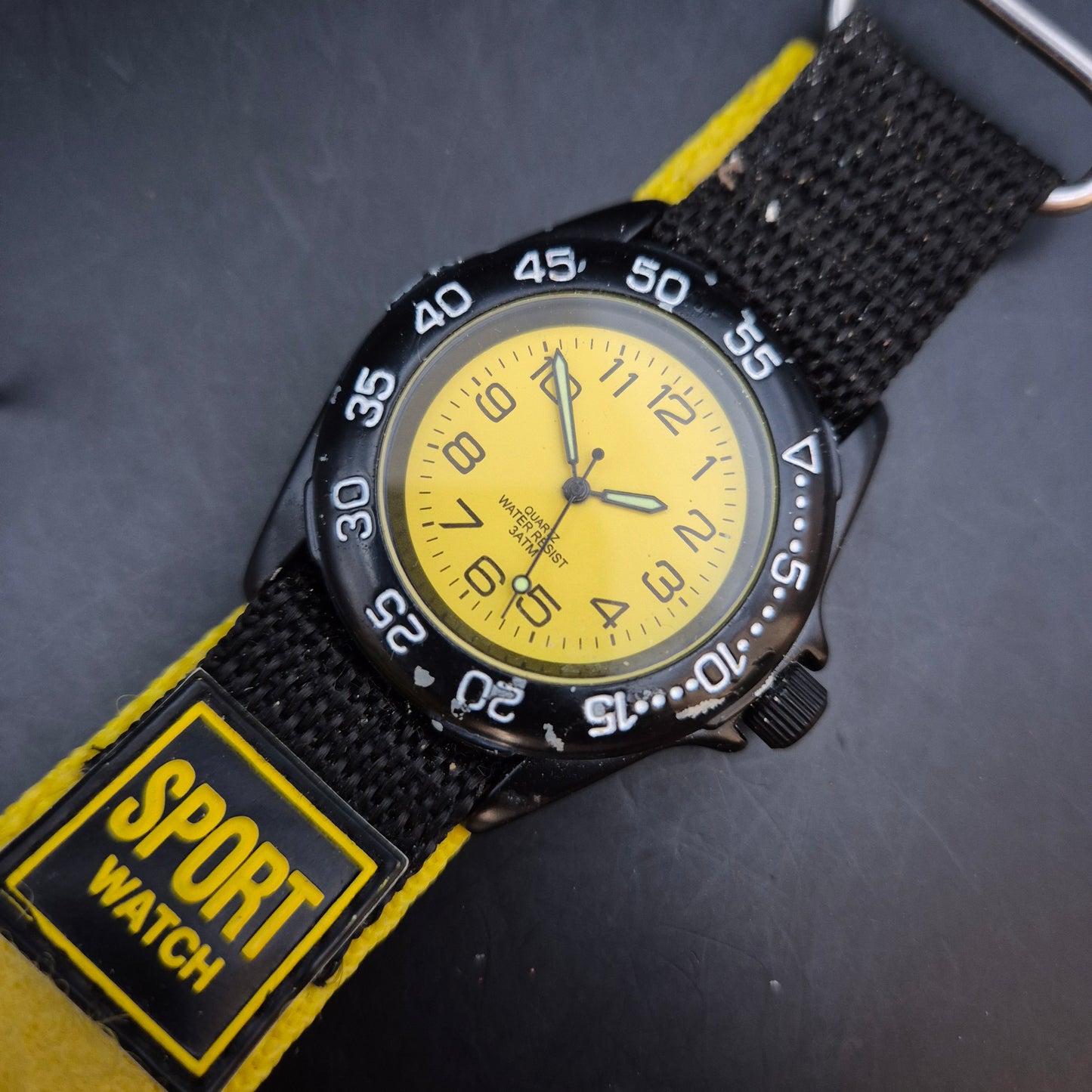 Sportliche Kinder Uhr mit gelbem Zifferblatt – Robustes Design aus Japan