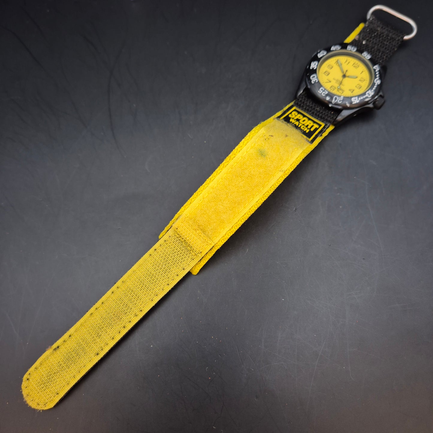 Sportliche Kinder Uhr mit gelbem Zifferblatt – Robustes Design aus Japan