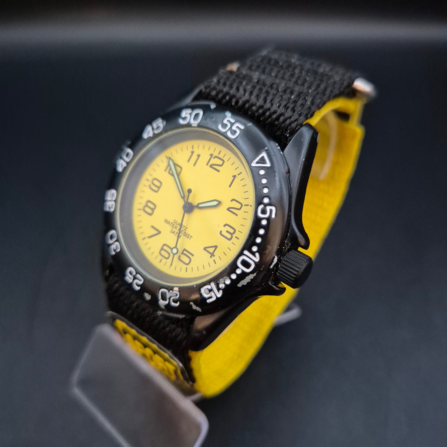 Sportliche Kinder Uhr mit gelbem Zifferblatt – Robustes Design aus Japan