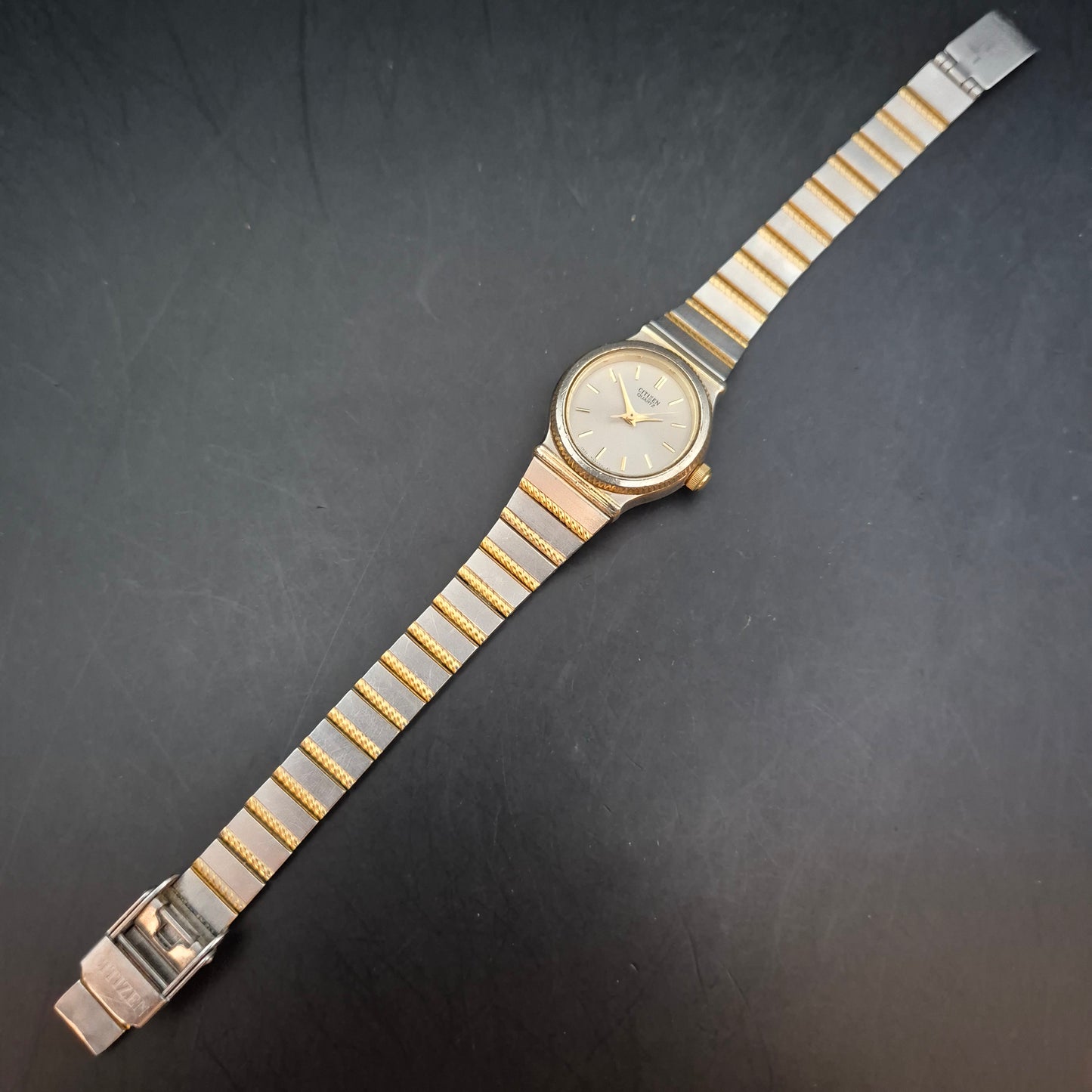 Klassische Citizen Damen Uhr – Bicolor Design mit zeitloser Eleganz