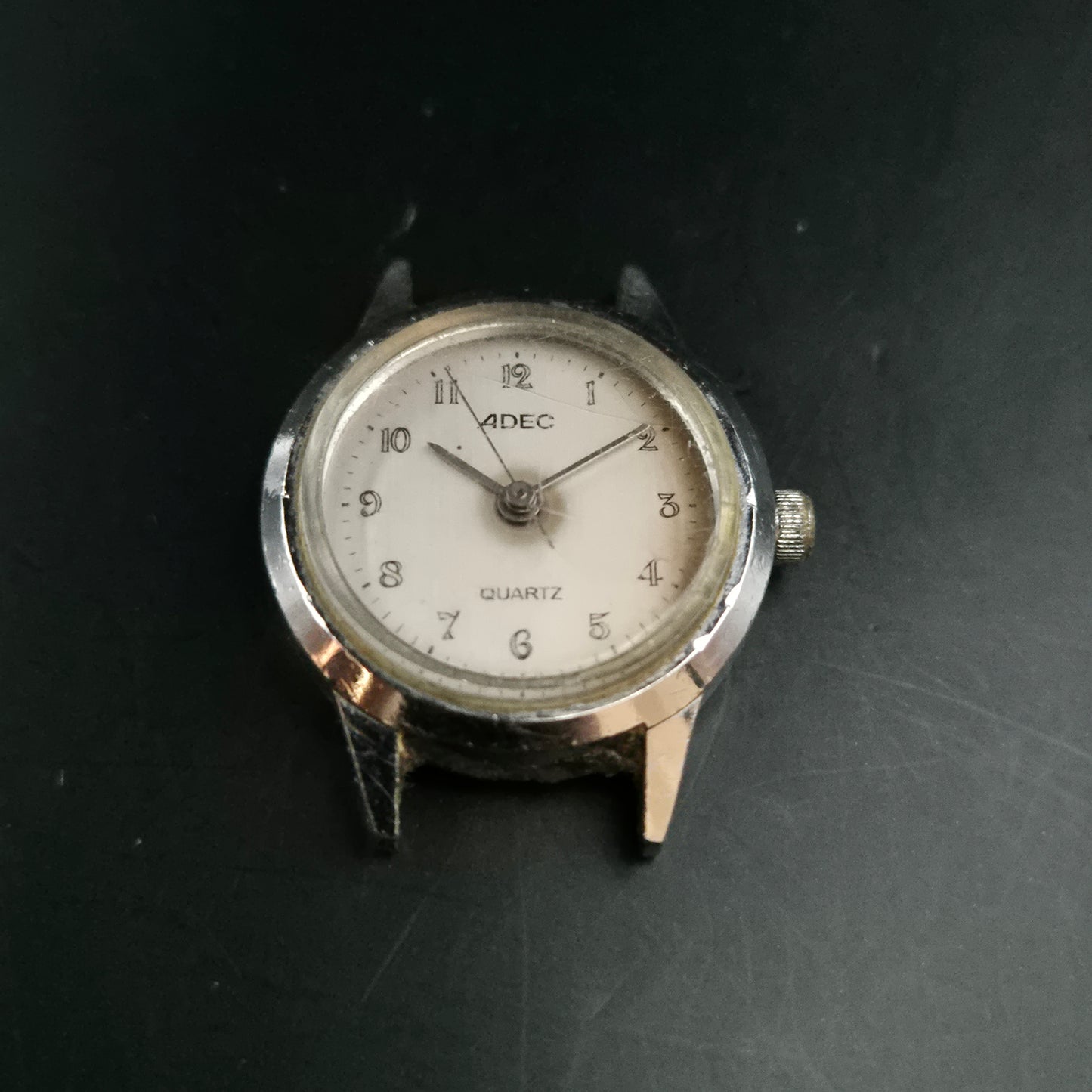 Klassische Adec Damen Uhr – Schlichtes Design mit Vintage-Charakter