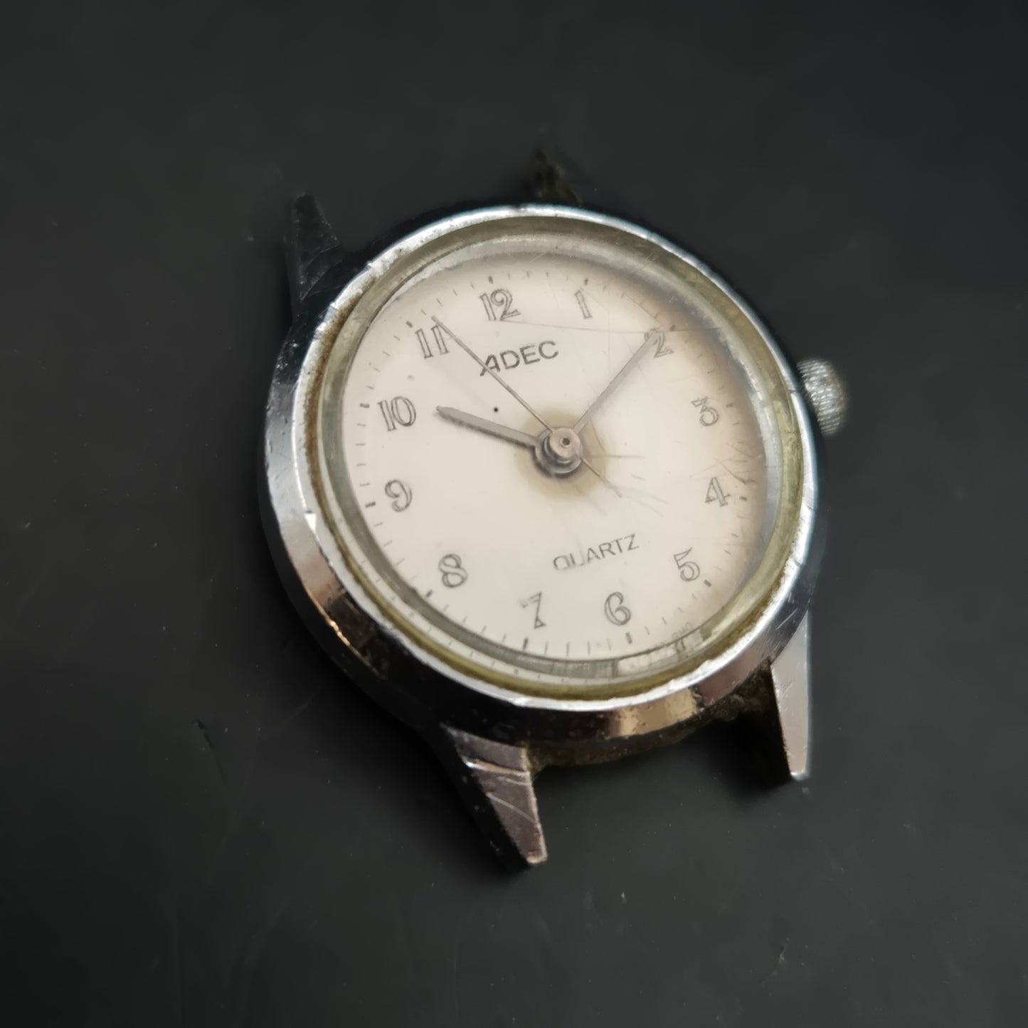 Klassische Adec Damen Uhr – Schlichtes Design mit Vintage-Charakter