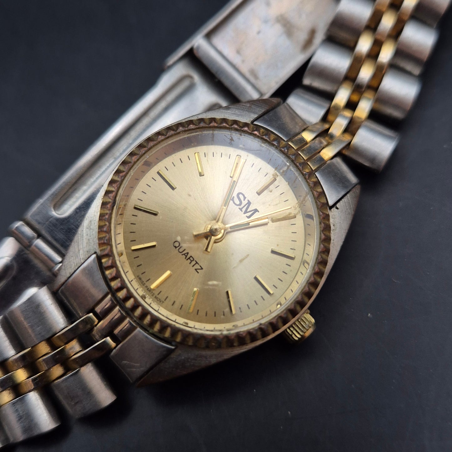 SM Damen Uhr in Bicolor-Optik – Klassisches Design mit Defekt am Armband