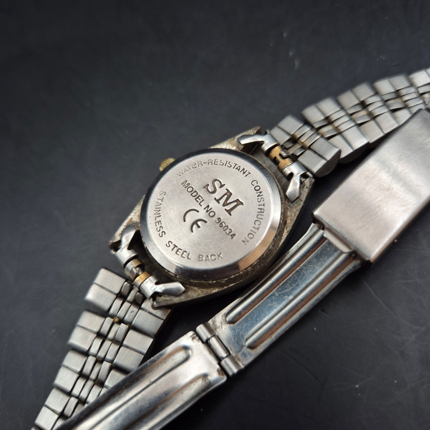 SM Damen Uhr in Bicolor-Optik – Klassisches Design mit Defekt am Armband