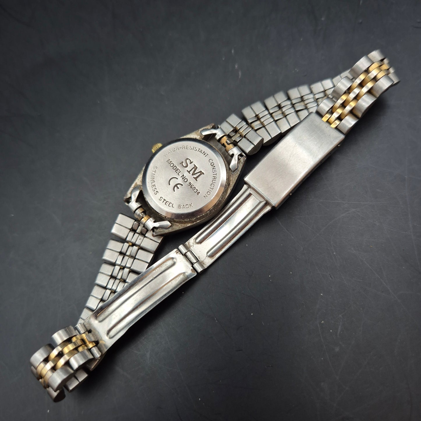 SM Damen Uhr in Bicolor-Optik – Klassisches Design mit Defekt am Armband