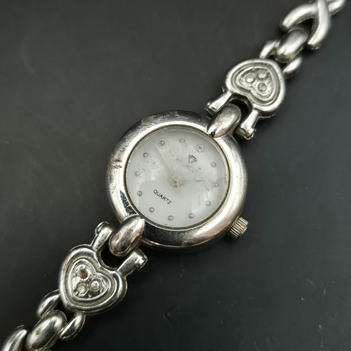 Belacci Damen Uhr mit Herzarmband – Verspielter Vintage-Look in Silber
