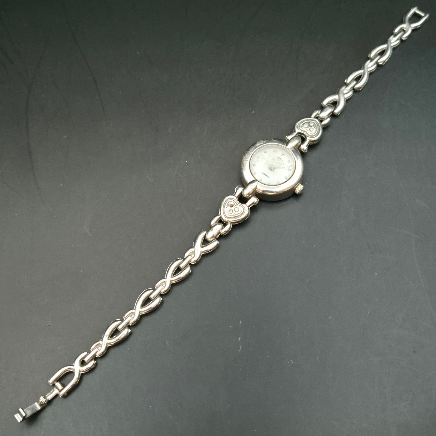 Belacci Damen Uhr mit Herzarmband – Verspielter Vintage-Look in Silber