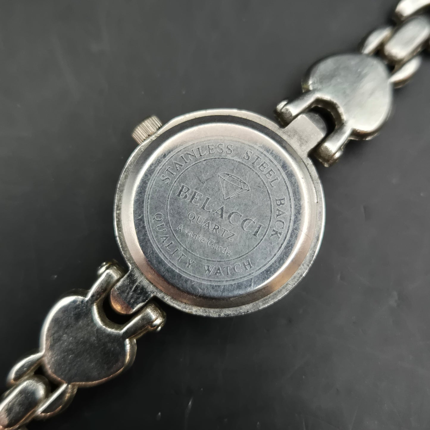 Belacci Damen Uhr mit Herzarmband – Verspielter Vintage-Look in Silber