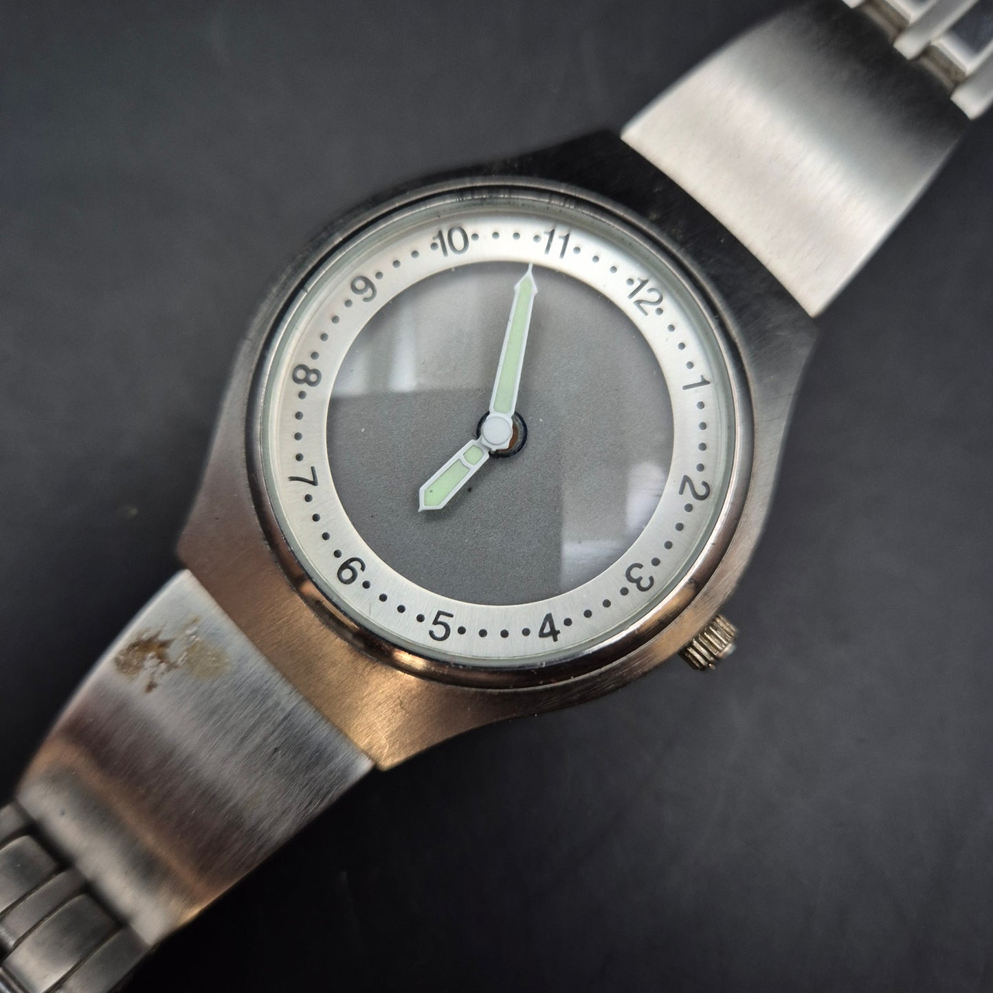 Stilvolle Herren Uhr aus Edelstahl – Schlichtes Design mit dunklem Zifferblatt