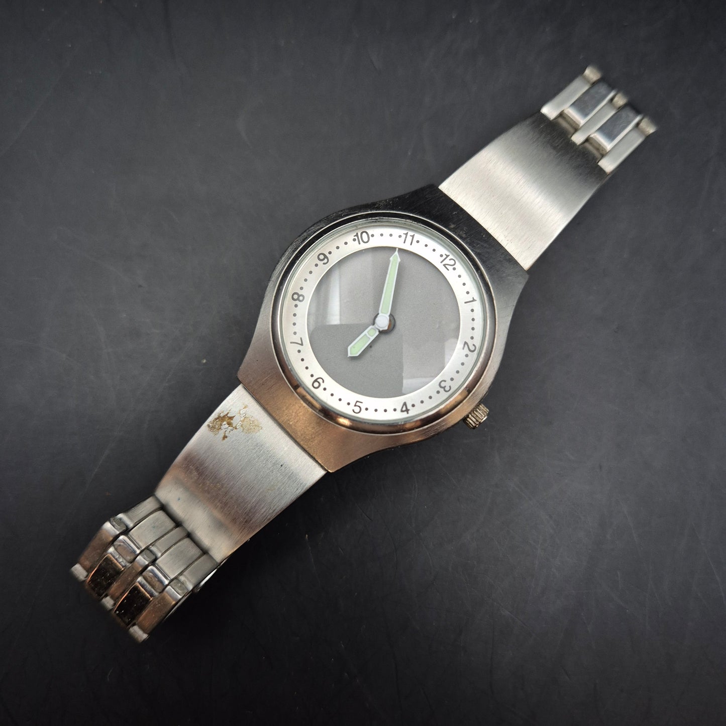 Stilvolle Herren Uhr aus Edelstahl – Schlichtes Design mit dunklem Zifferblatt