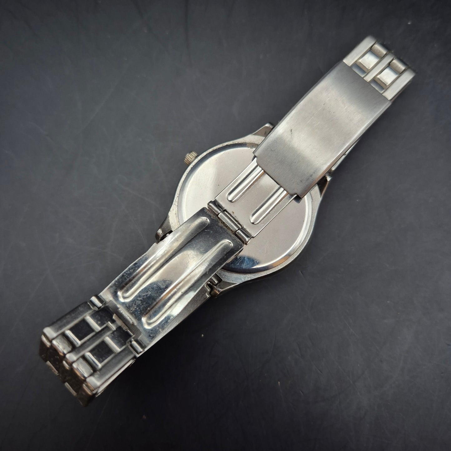 Stilvolle Herren Uhr aus Edelstahl – Schlichtes Design mit dunklem Zifferblatt