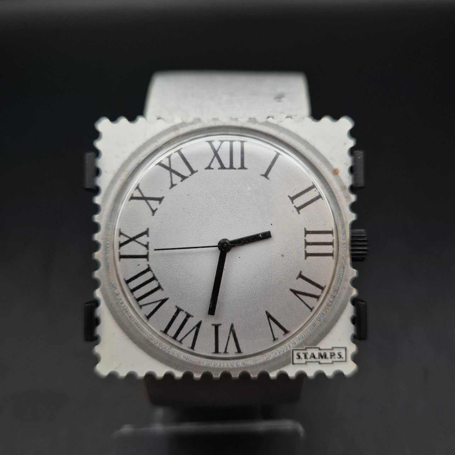 Ausgefallene S.T.A.M.P.S Damen Uhr – Vintage-Design im Briefmarkenstil