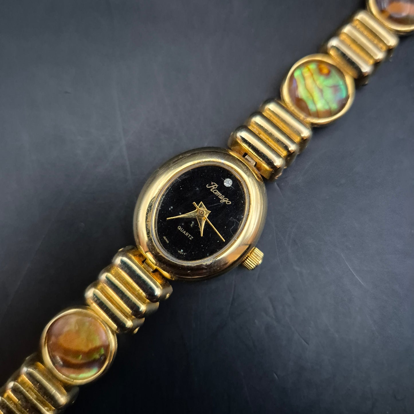 Romago Damen Uhr in Goldoptik – Elegantes Design mit Perlmuttakzenten