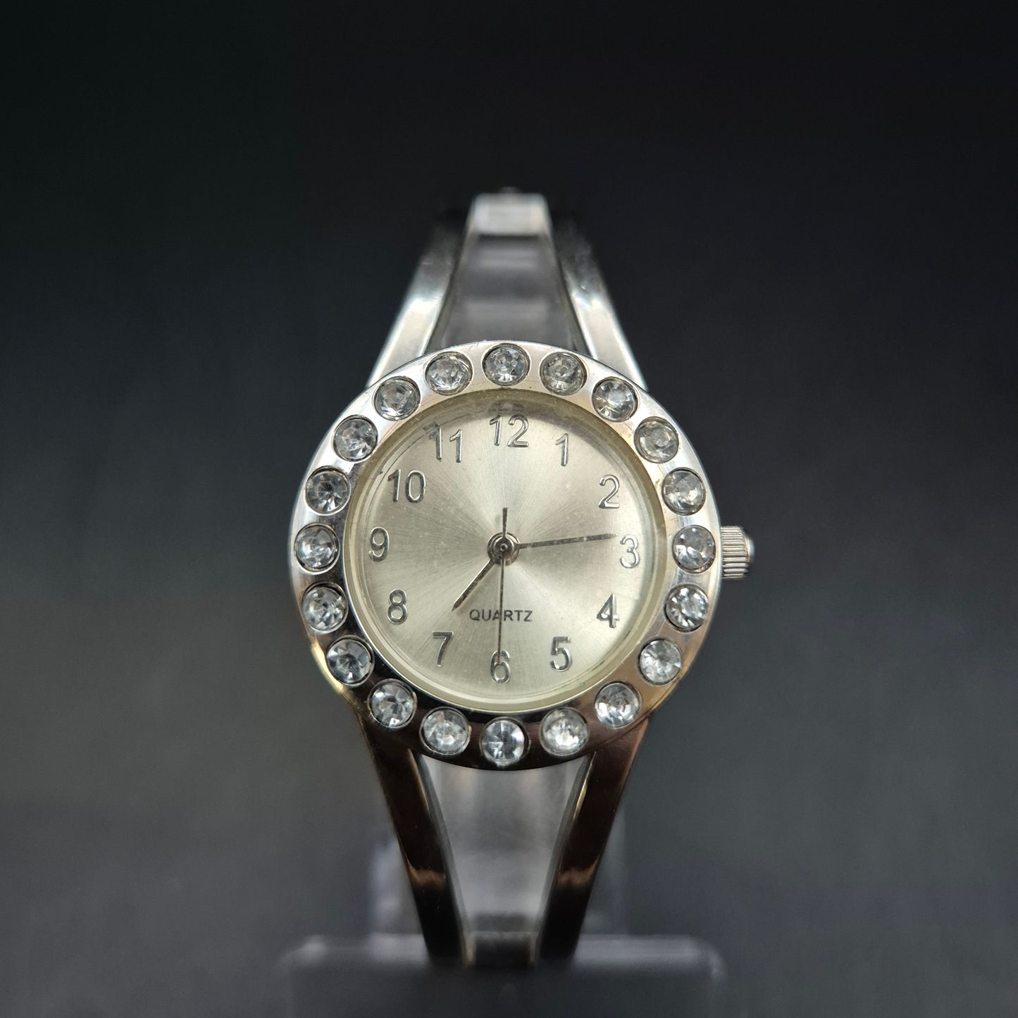 Glänzende Damen Uhr mit Strassbesatz – Eleganter Look in Silberoptik