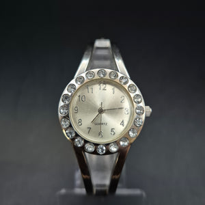 Glänzende Damen Uhr mit Strassbesatz – Eleganter Look in Silberoptik
