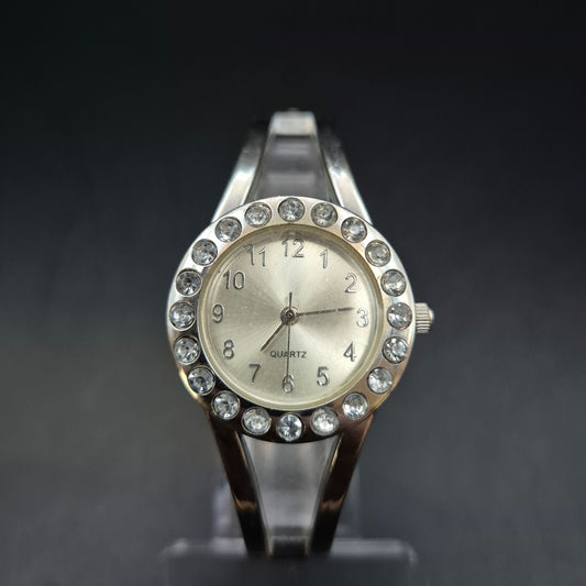 Glänzende Damen Uhr mit Strassbesatz – Eleganter Look in Silberoptik