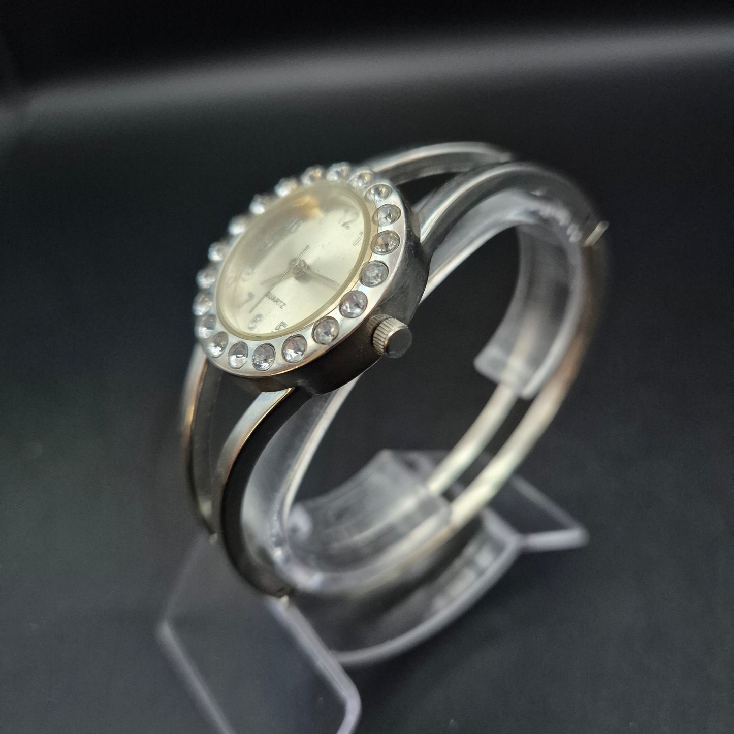 Glänzende Damen Uhr mit Strassbesatz – Eleganter Look in Silberoptik