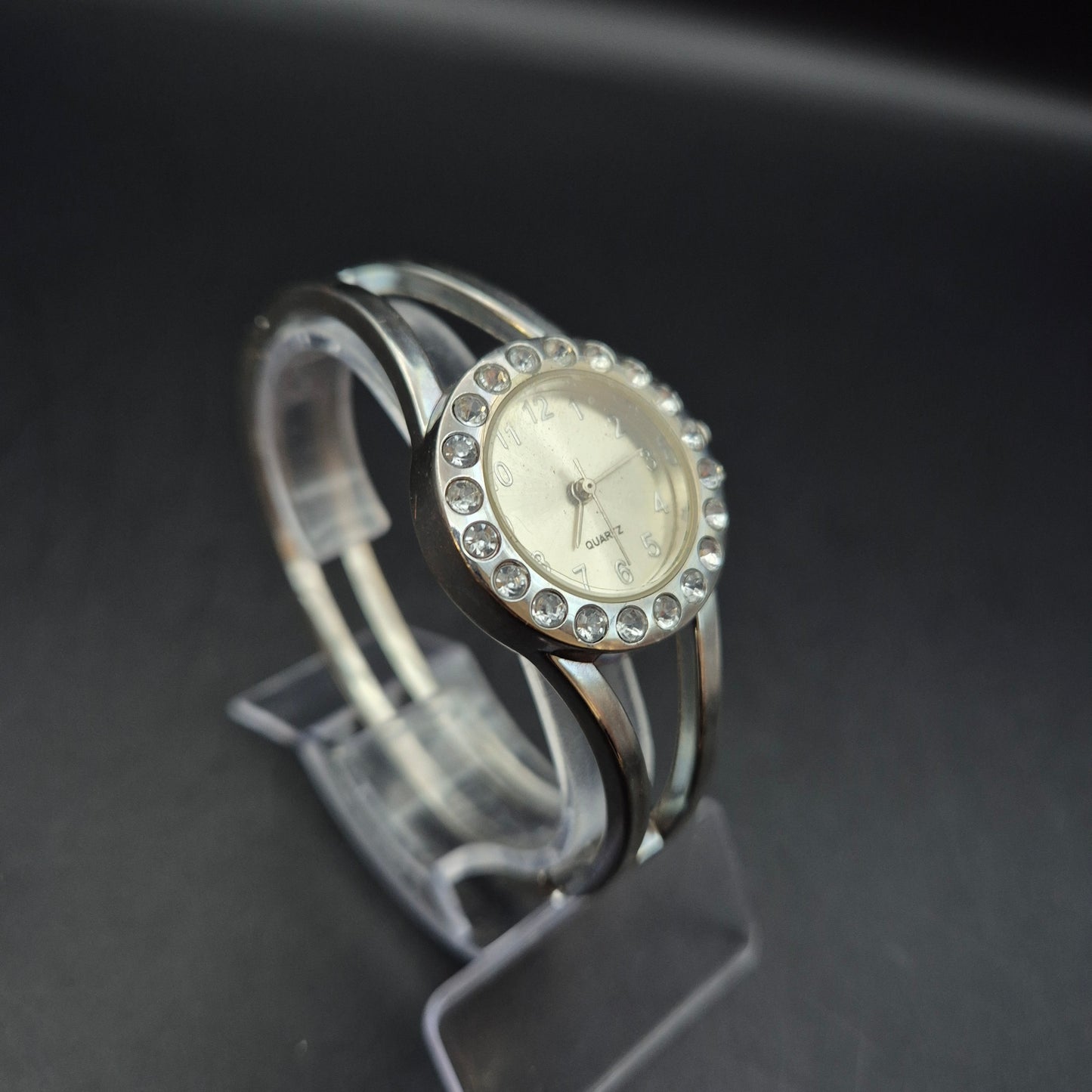 Glänzende Damen Uhr mit Strassbesatz – Eleganter Look in Silberoptik