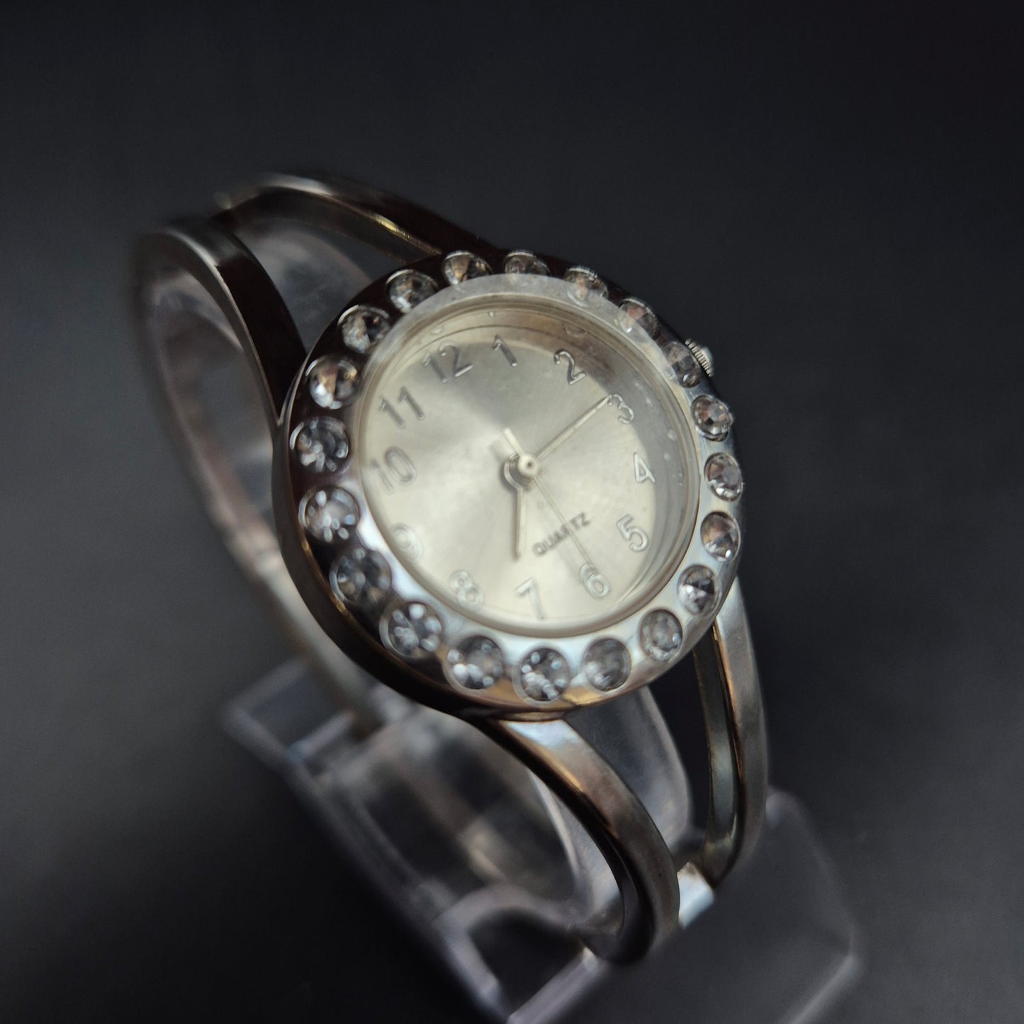 Glänzende Damen Uhr mit Strassbesatz – Eleganter Look in Silberoptik