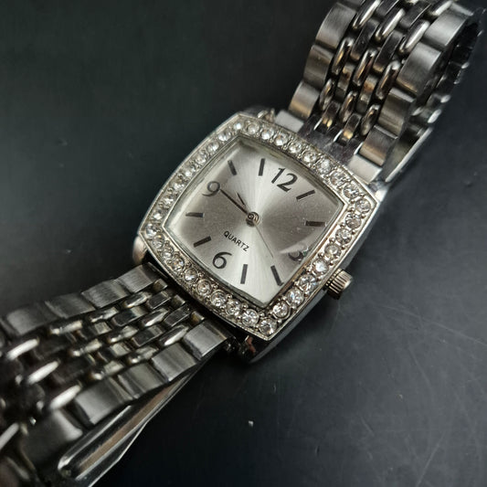 Glamouröse Damen Uhr mit Strassrahmen – Silberfarben und stilvoll