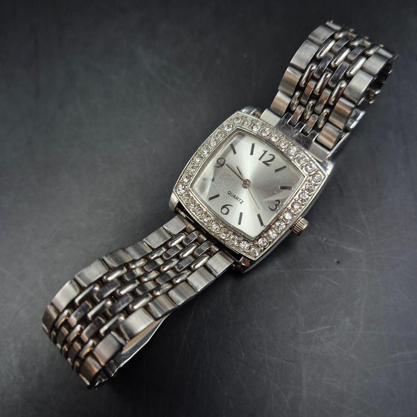 Glamouröse Damen Uhr mit Strassrahmen – Silberfarben und stilvoll