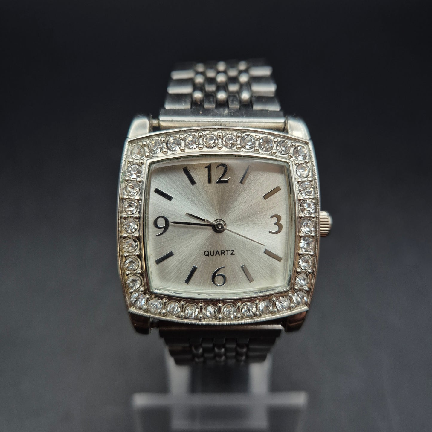 Glamouröse Damen Uhr mit Strassrahmen – Silberfarben und stilvoll
