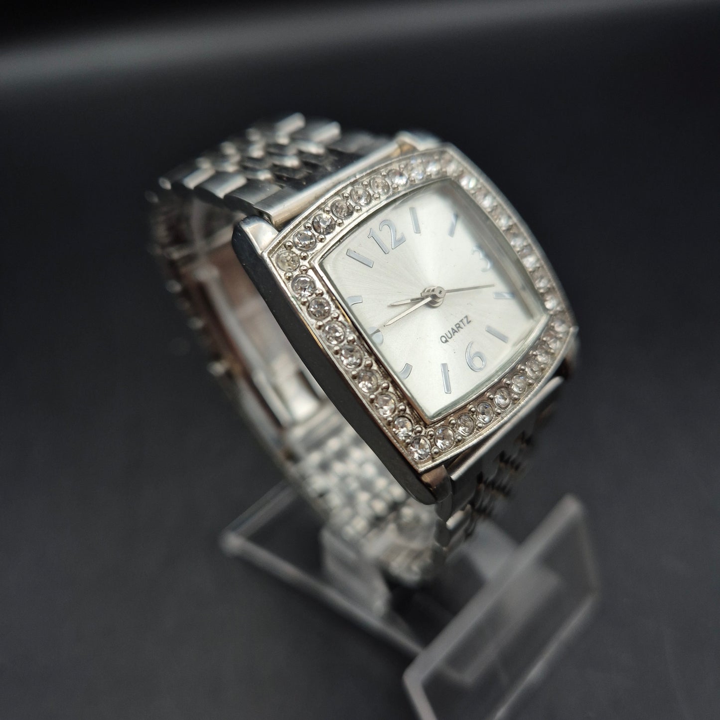 Glamouröse Damen Uhr mit Strassrahmen – Silberfarben und stilvoll