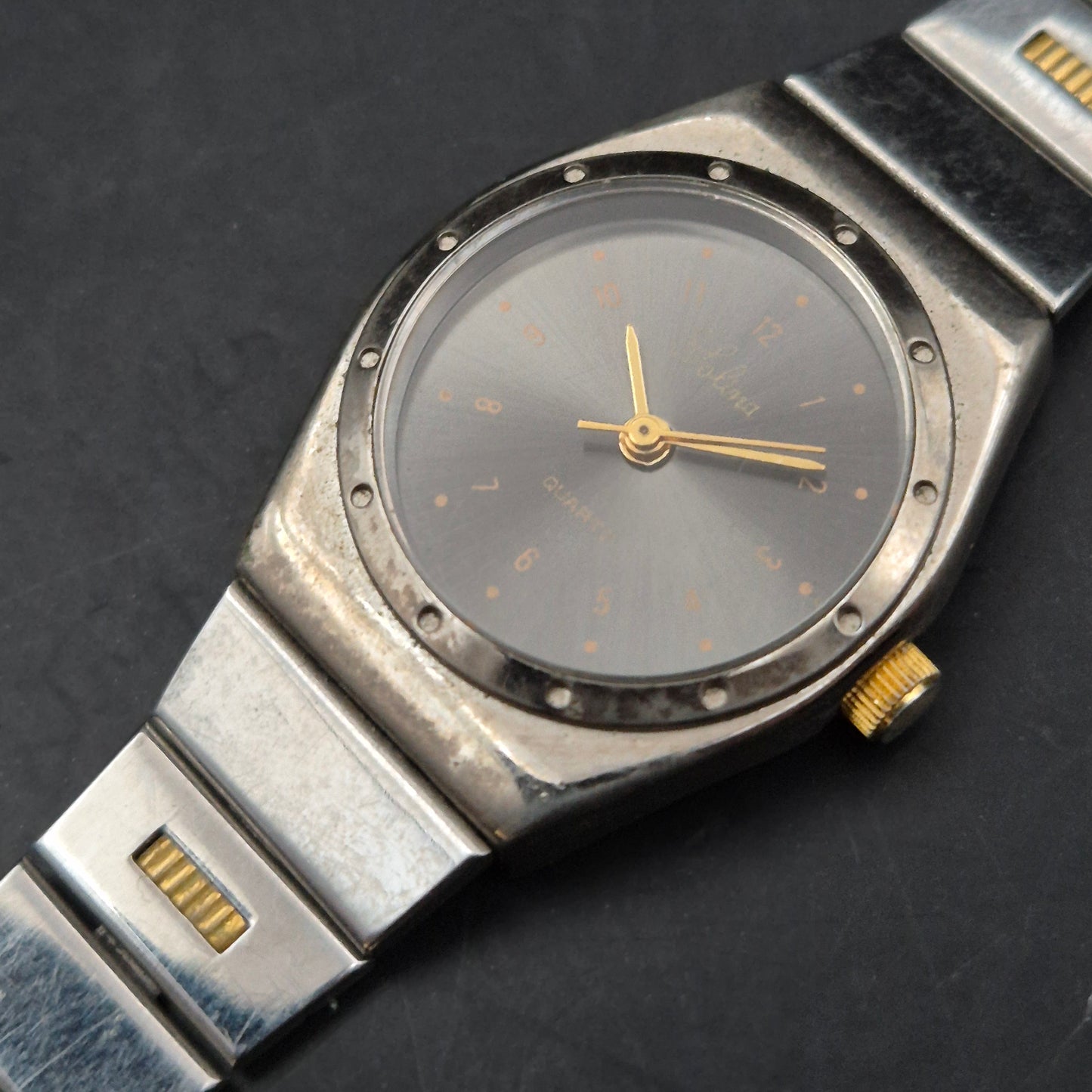 Elina Damen Uhr – Klassischer Look mit Bicolor-Design (defektes Armband)