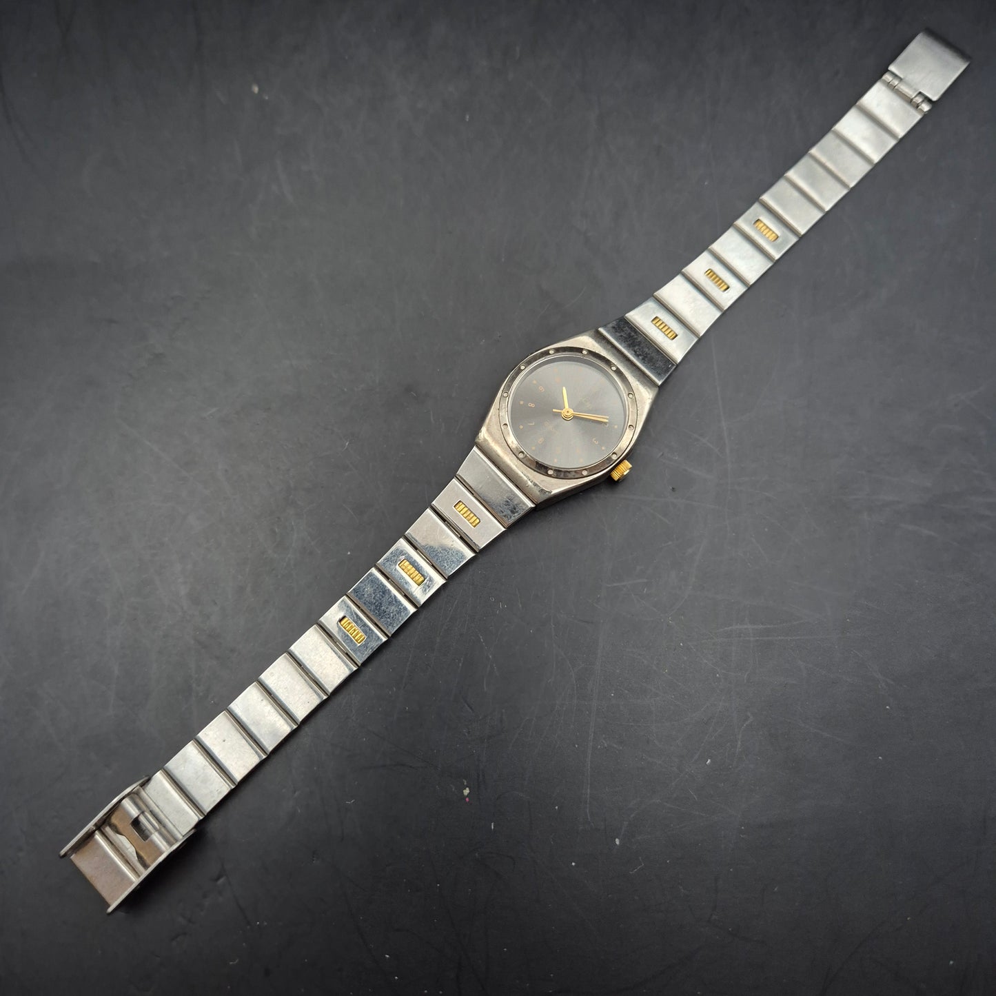 Elina Damen Uhr – Klassischer Look mit Bicolor-Design (defektes Armband)