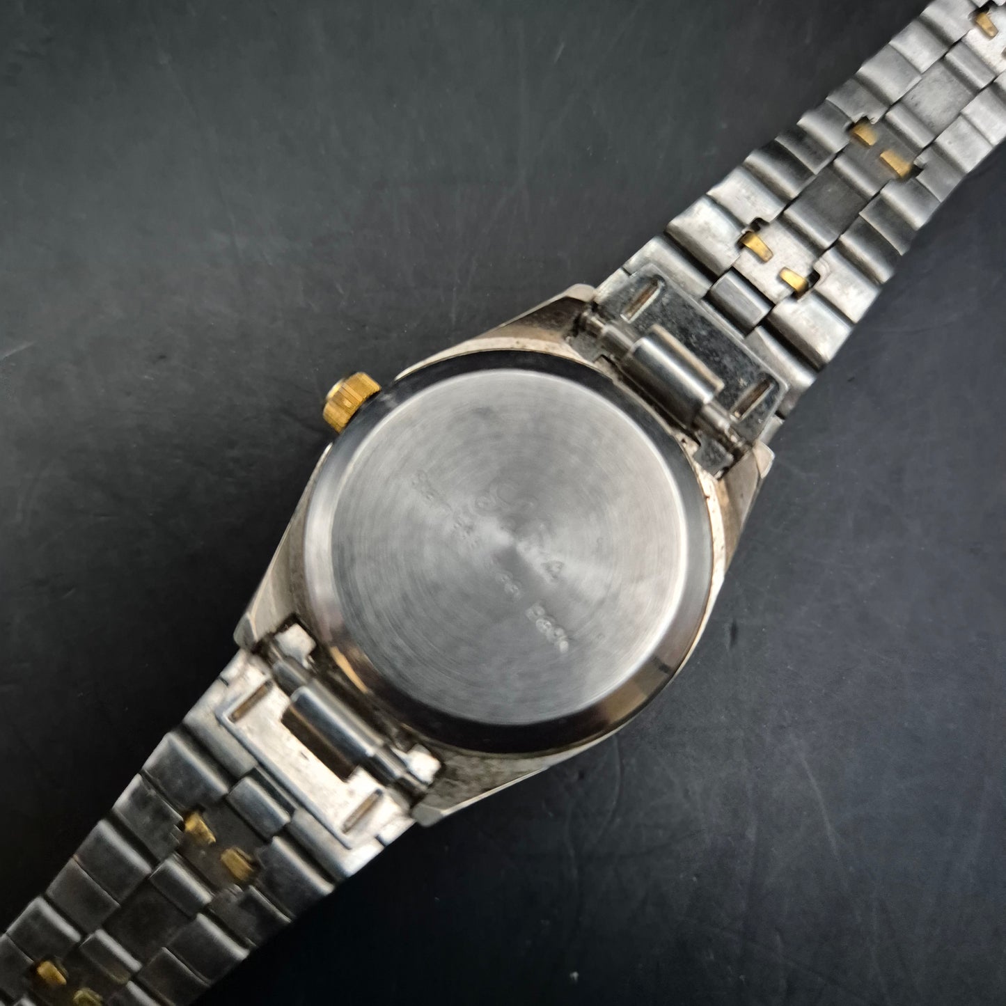 Elina Damen Uhr – Klassischer Look mit Bicolor-Design (defektes Armband)