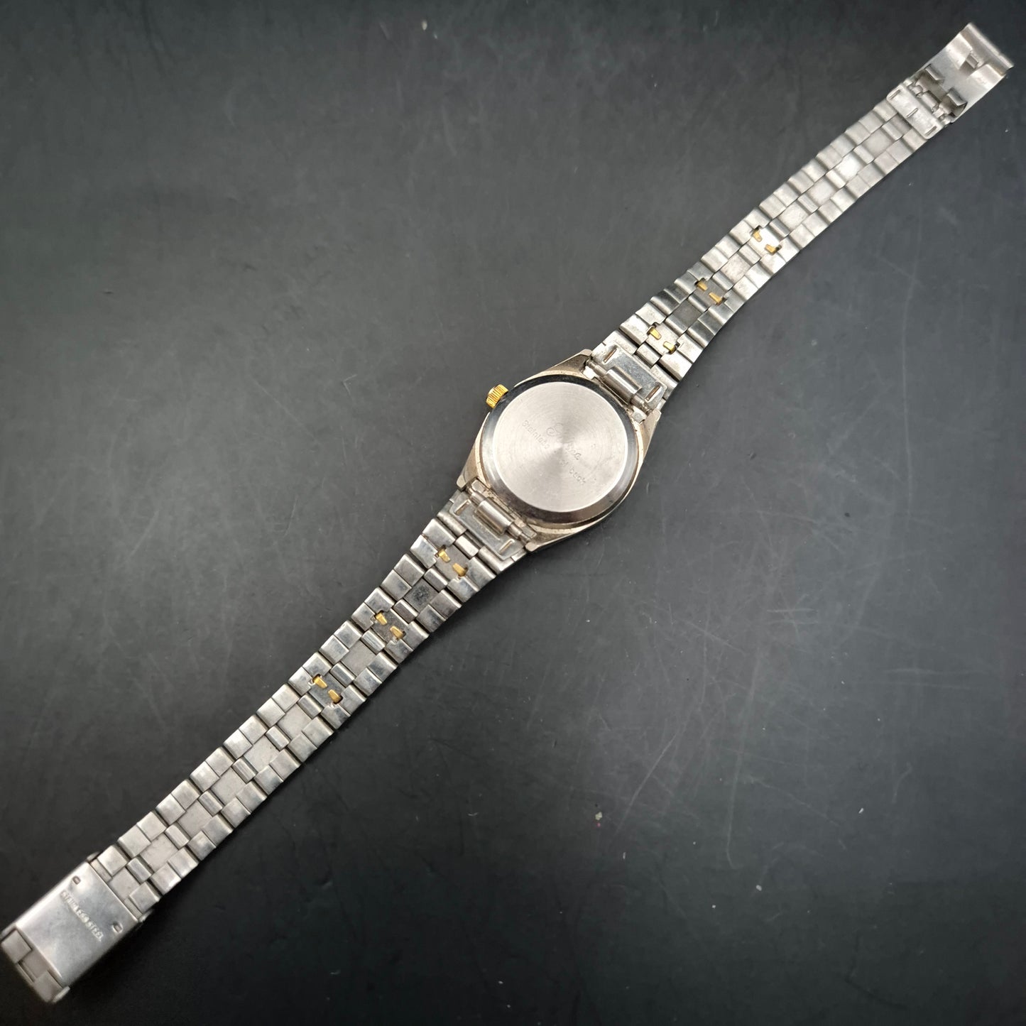 Elina Damen Uhr – Klassischer Look mit Bicolor-Design (defektes Armband)