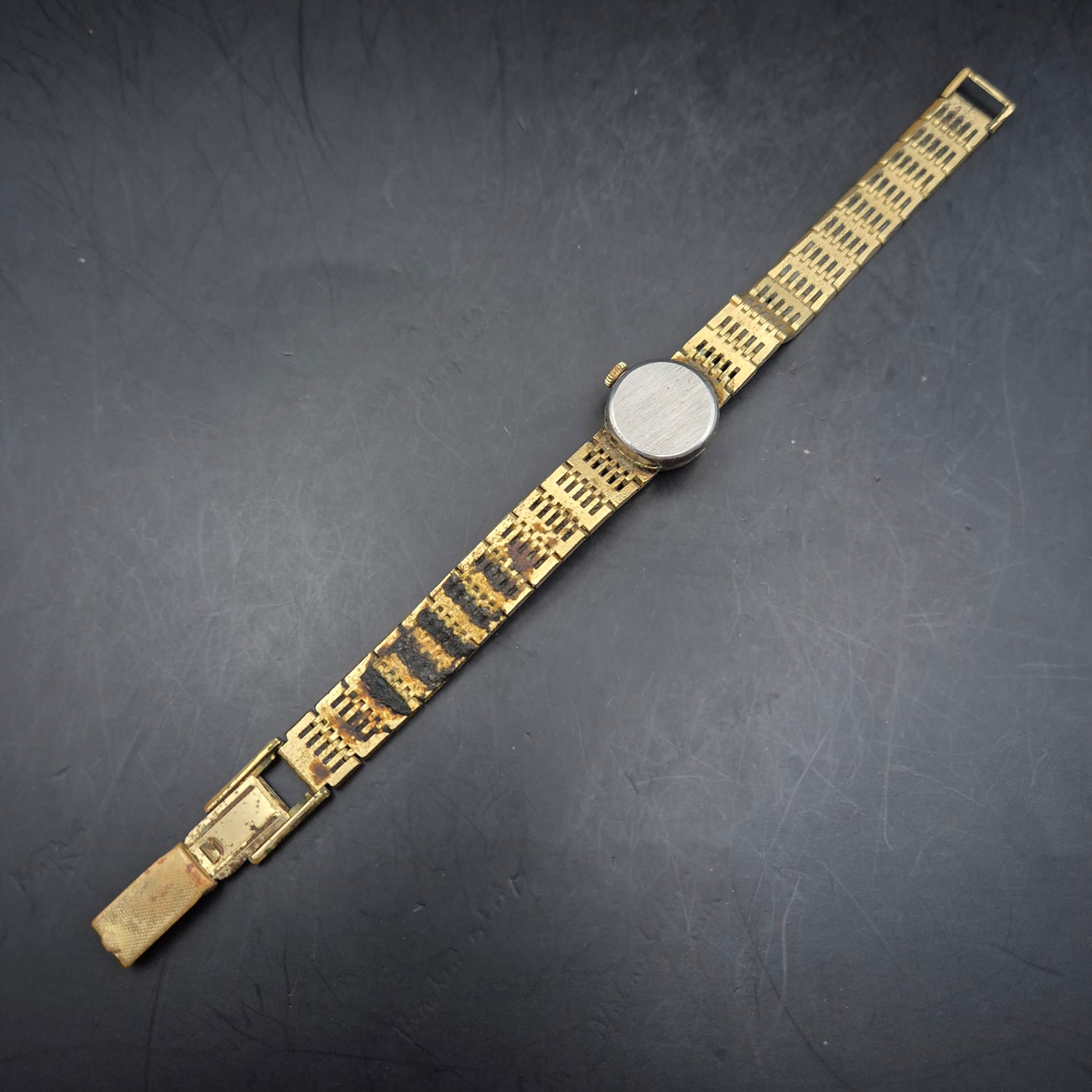 Zierliche Jufura Damen Uhr – Vintage Design mit Incabloc Stoßschutz