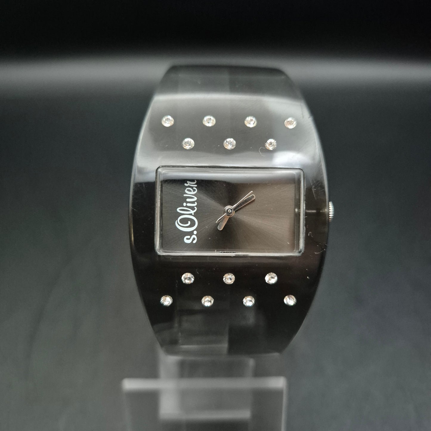 Trendige s.Oliver Damen Uhr – Schwarzes Design mit Strassakzenten