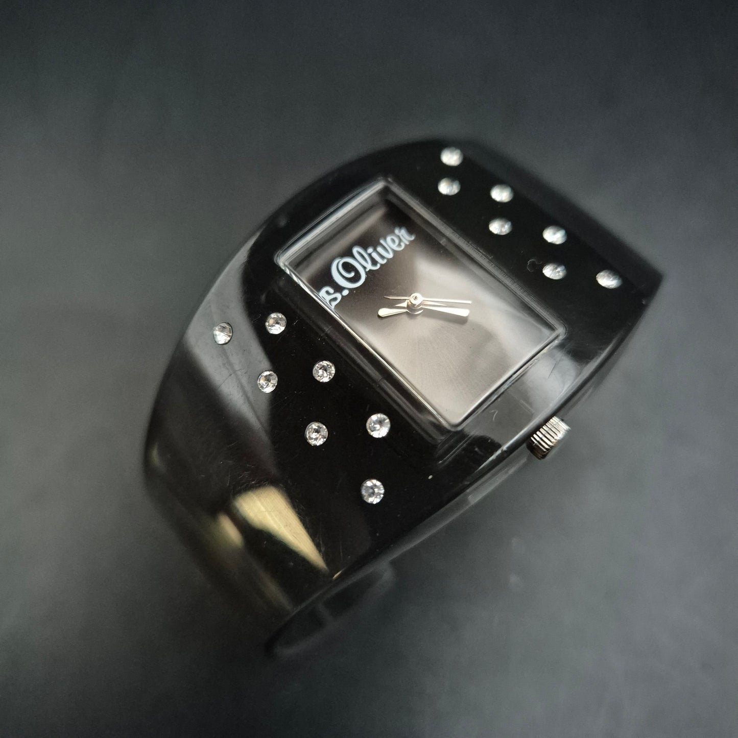 Trendige s.Oliver Damen Uhr – Schwarzes Design mit Strassakzenten