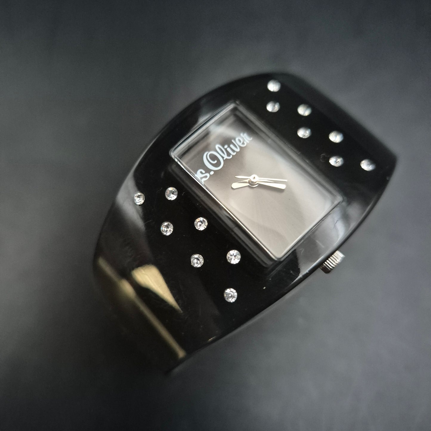 Trendige s.Oliver Damen Uhr – Schwarzes Design mit Strassakzenten