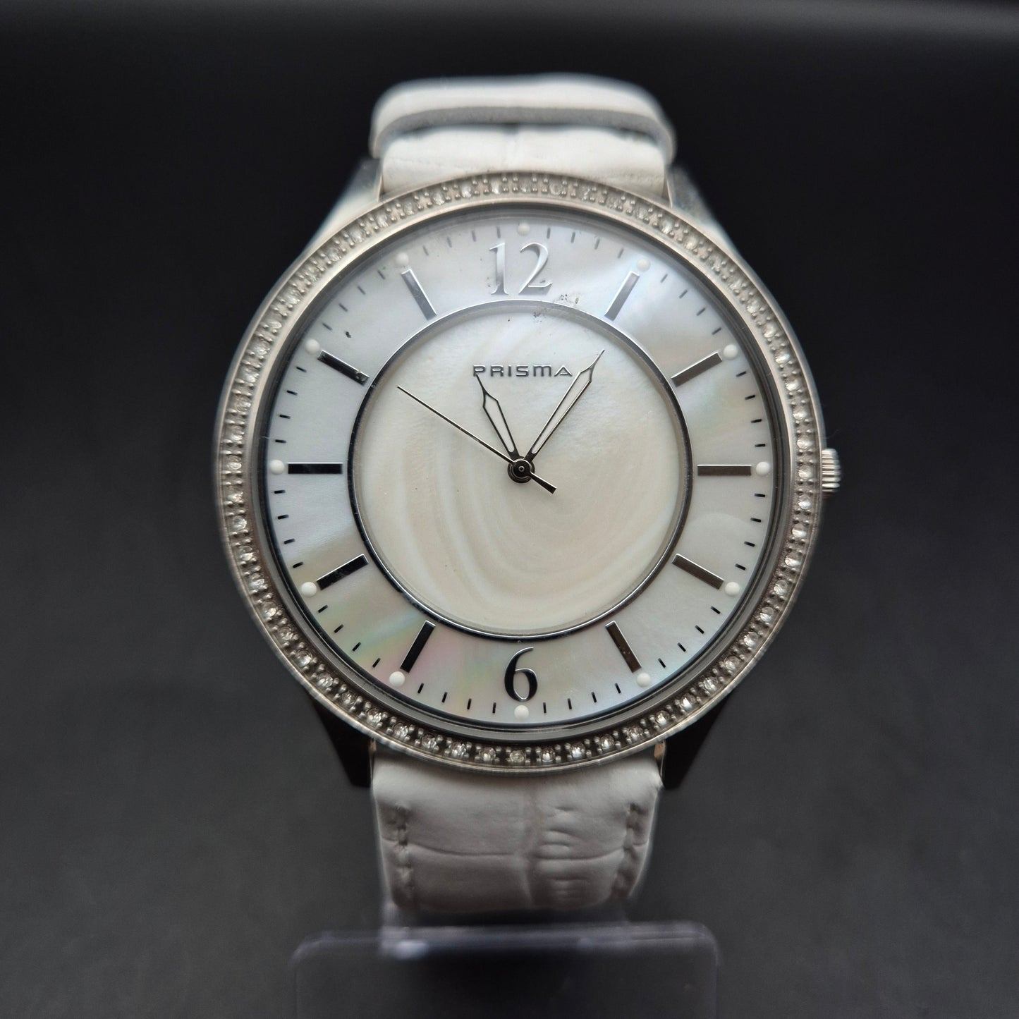 Prisma Damen Uhr – Elegantes Perlmutt-Zifferblatt mit Strassbesatz