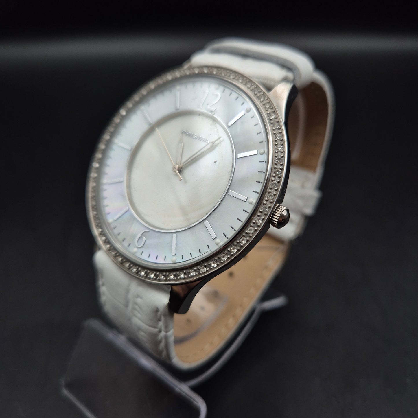 Prisma Damen Uhr – Elegantes Perlmutt-Zifferblatt mit Strassbesatz