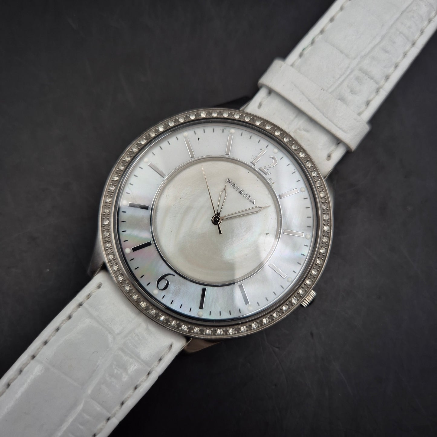 Prisma Damen Uhr – Elegantes Perlmutt-Zifferblatt mit Strassbesatz