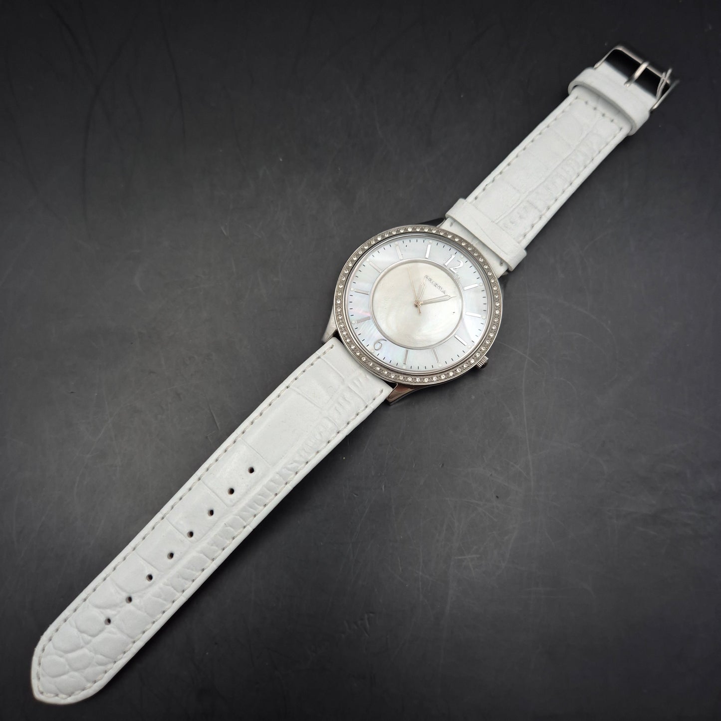 Prisma Damen Uhr – Elegantes Perlmutt-Zifferblatt mit Strassbesatz