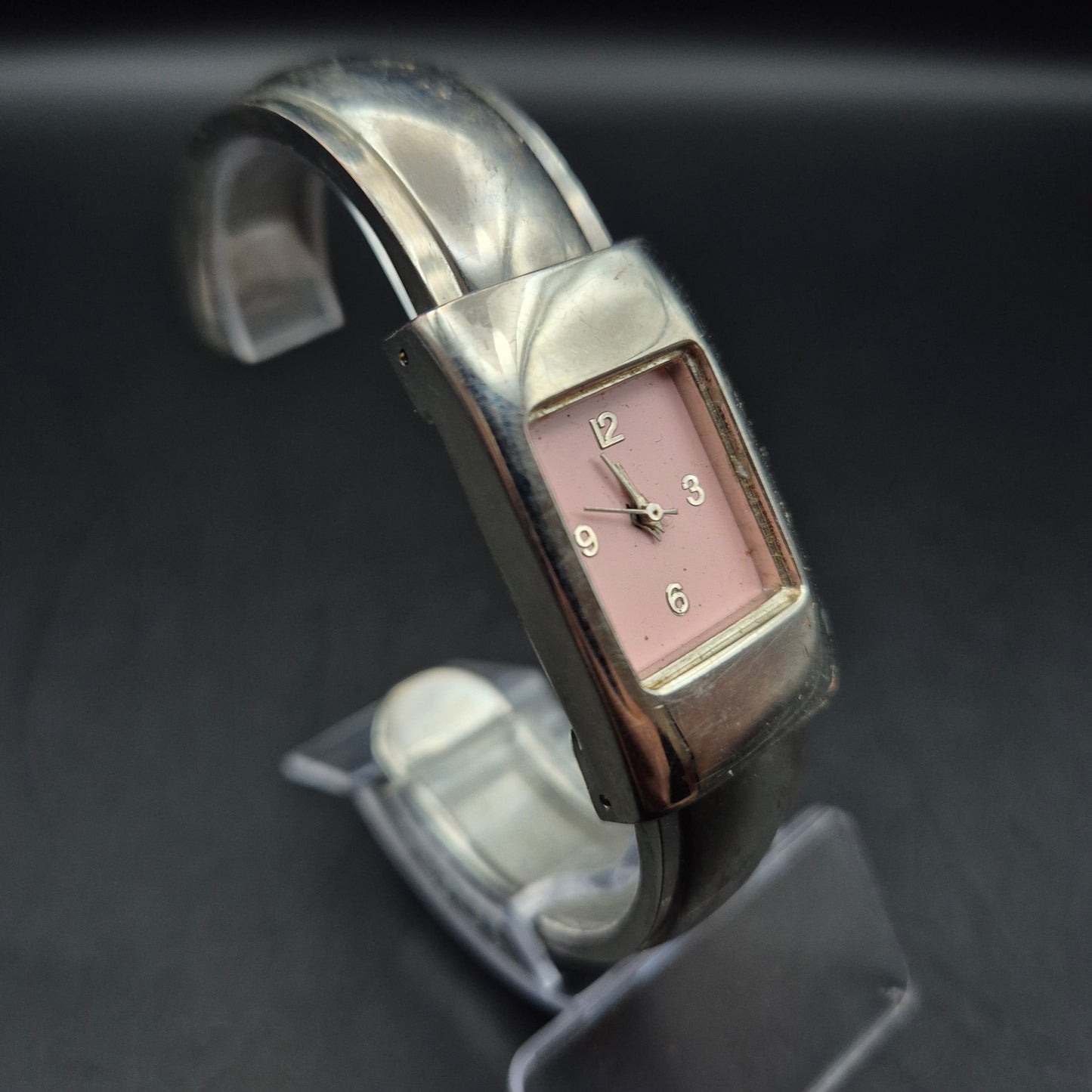 Silberfarbene Damen Uhr – Rechteckig mit rosa Zifferblatt im Retro-Stil