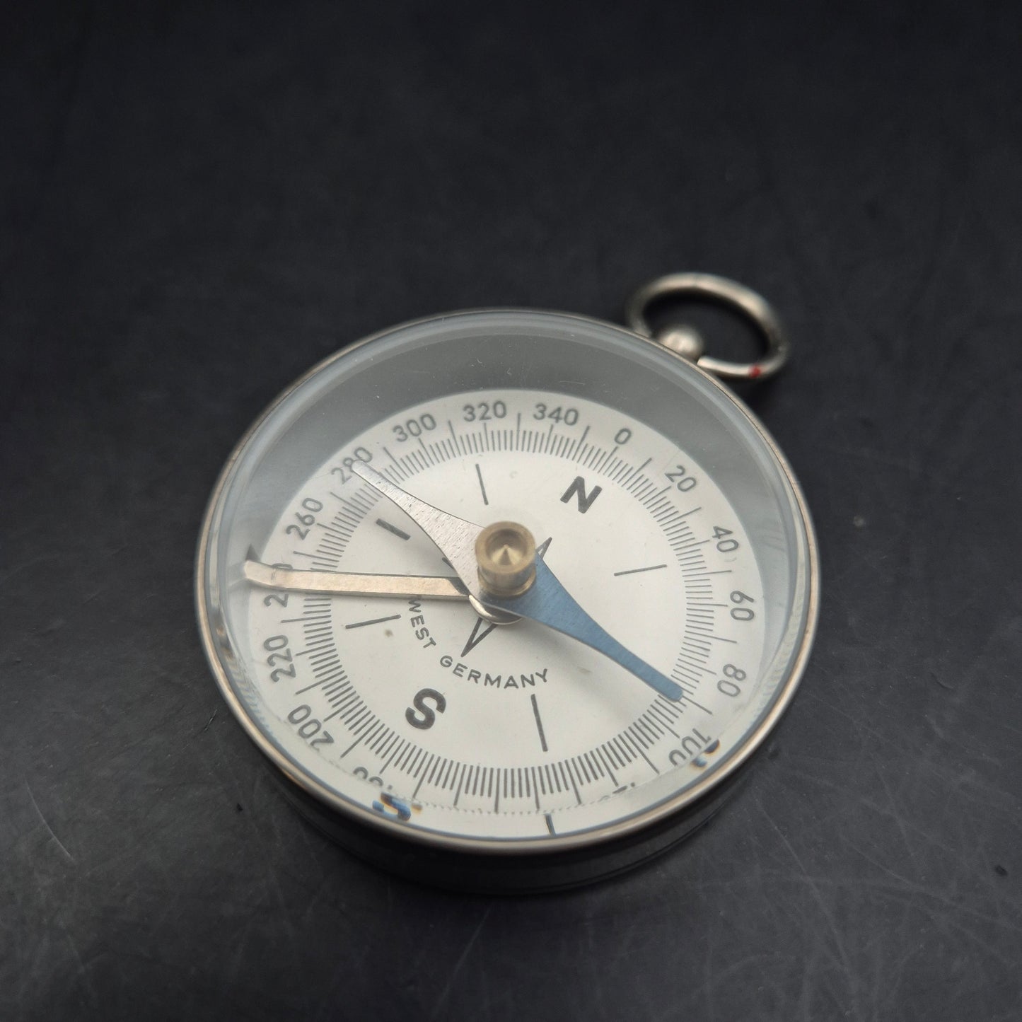 Vintage Kompass aus Westdeutschland – Klassisches Design im Metallgehäuse