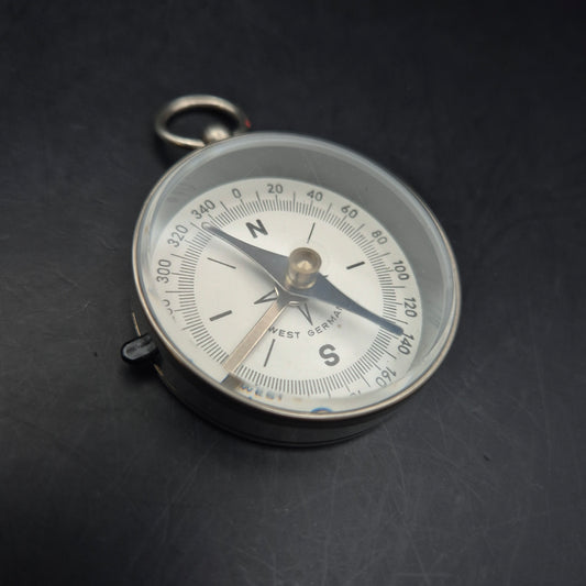 Vintage Kompass aus Westdeutschland – Klassisches Design im Metallgehäuse