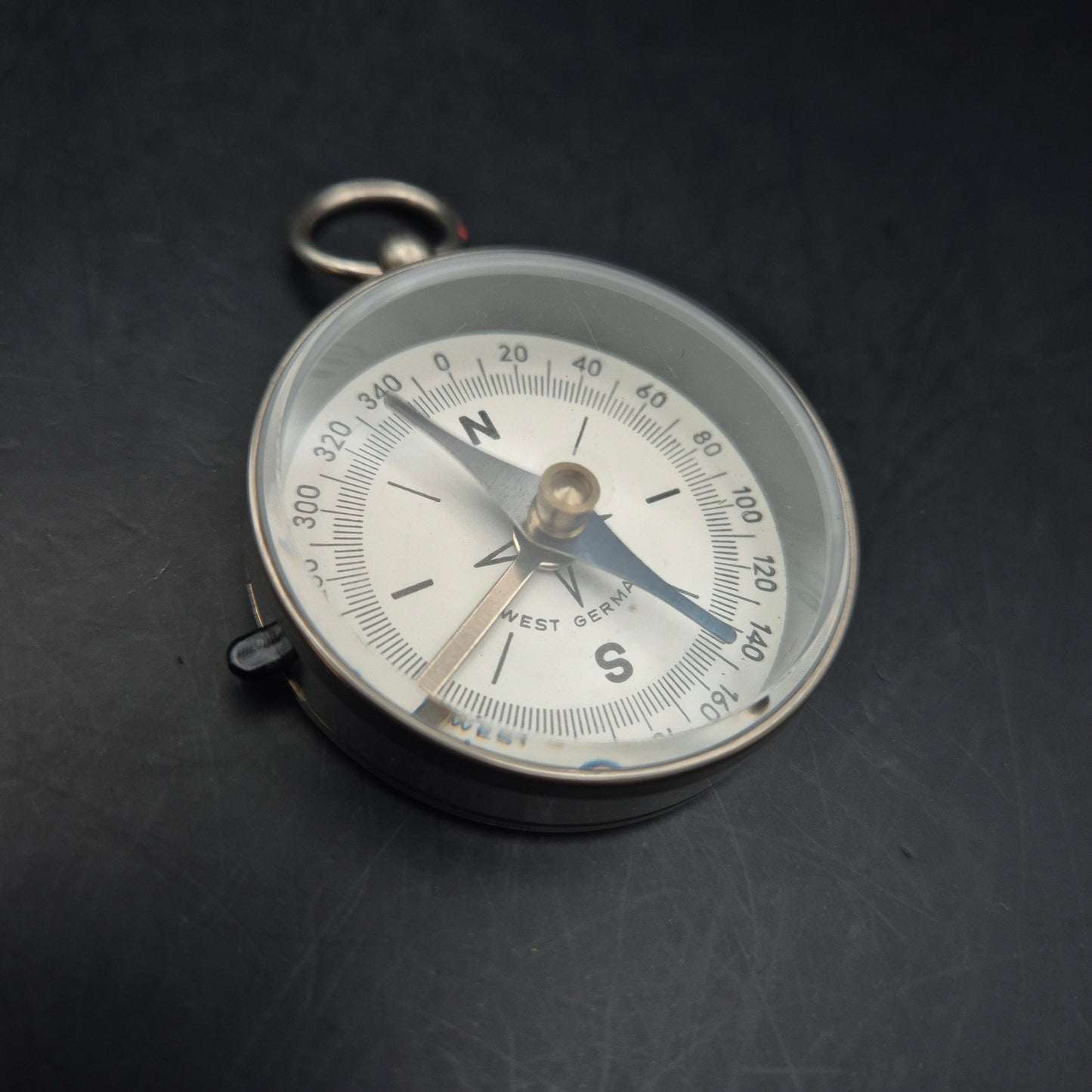 Vintage Kompass aus Westdeutschland – Klassisches Design im Metallgehäuse